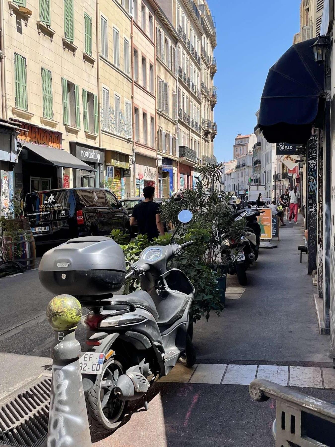 Scooters garés sur le trottoir