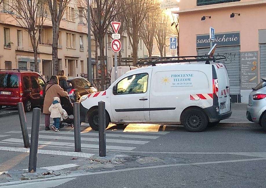6) Même endroit, même chauffard