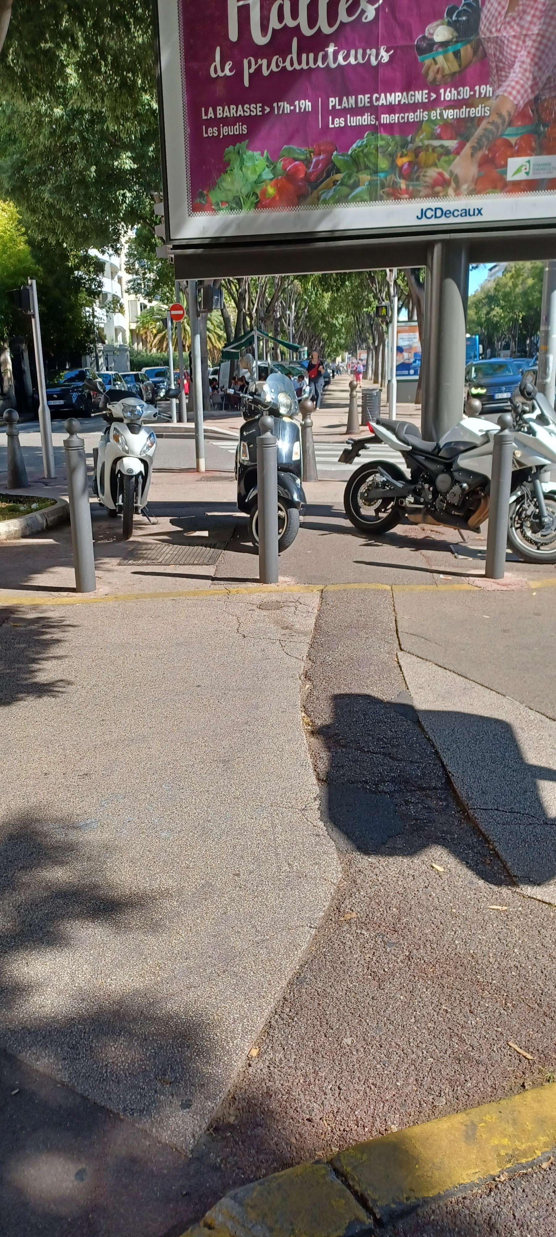 motos garées au milieu du passage. vendredi 19.09.2025 à 12h30
