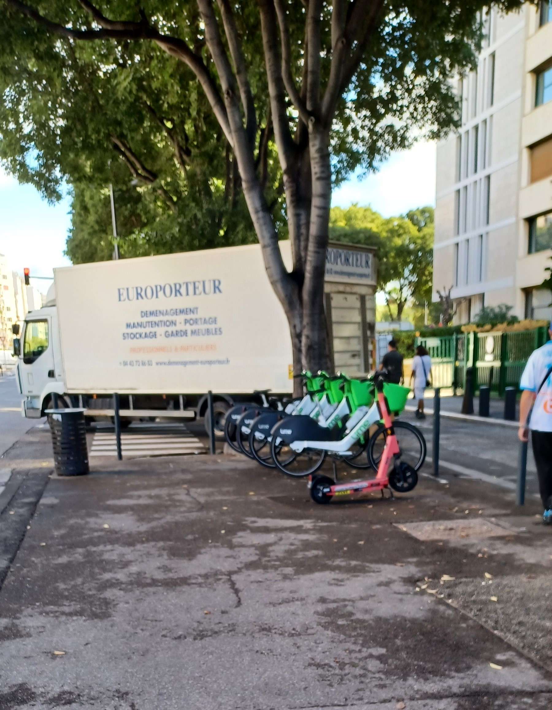 Camion stationné sur la traverse entre l'avenue du Prado et la contre allée : 