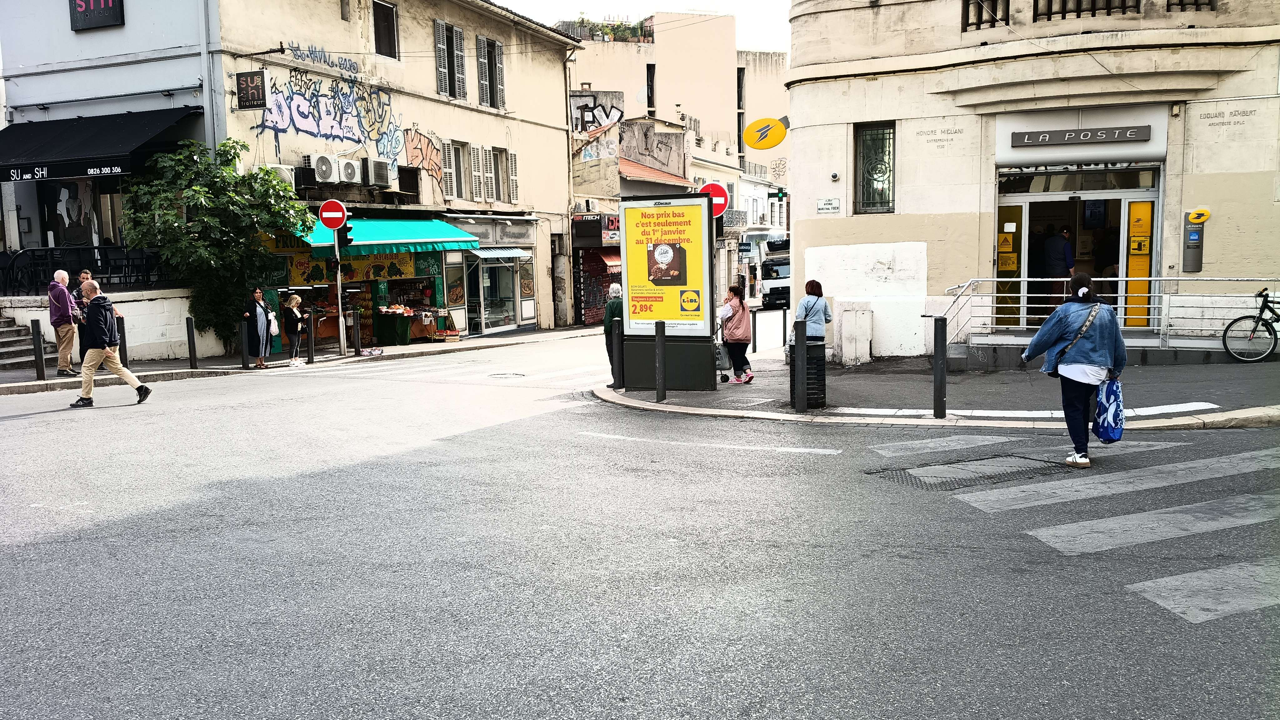 Panneau publicitaire qui masque les piétons