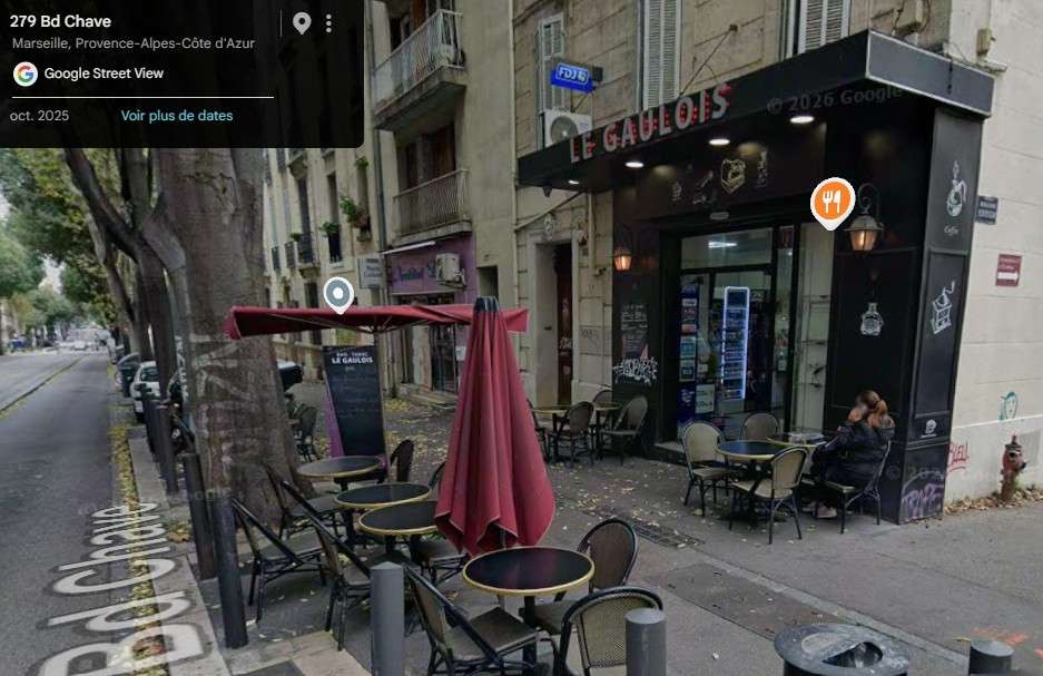 Piste cyclable, restaurant et plus de trottoir