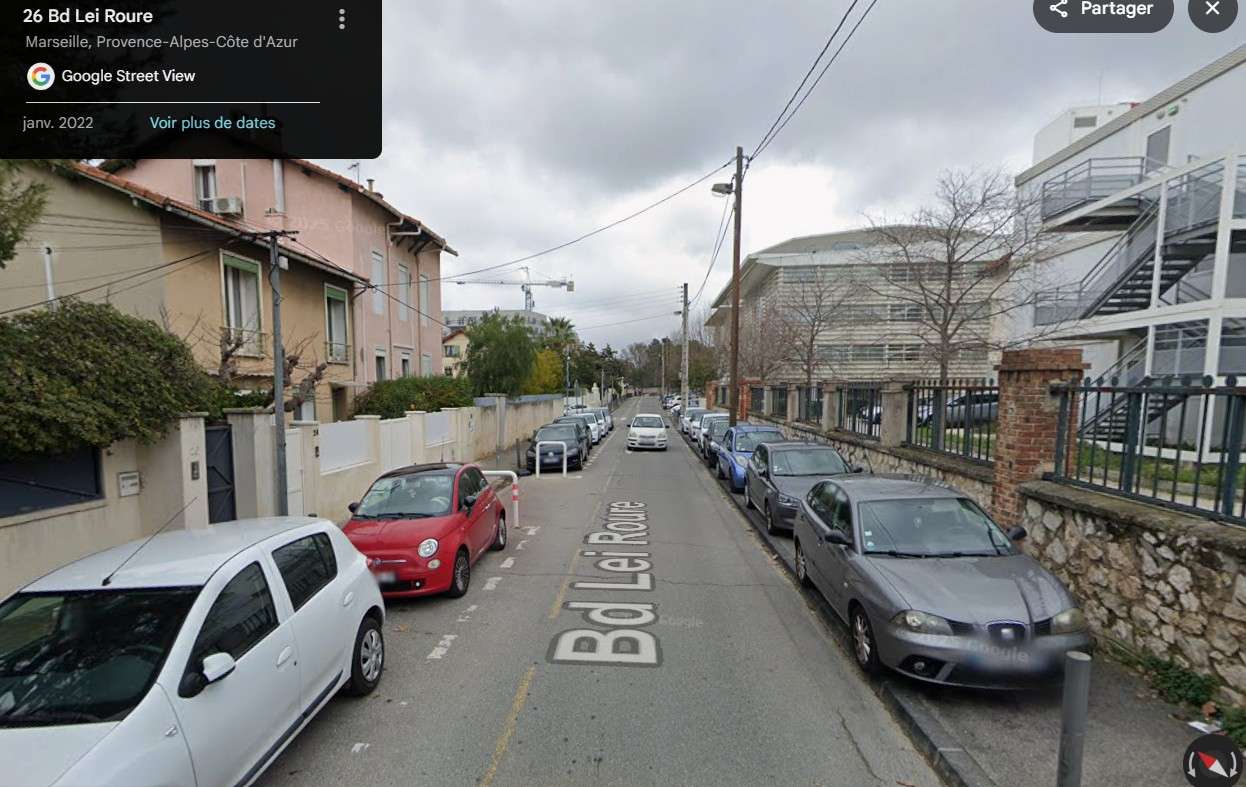  Voitures garées sur le trottoir
