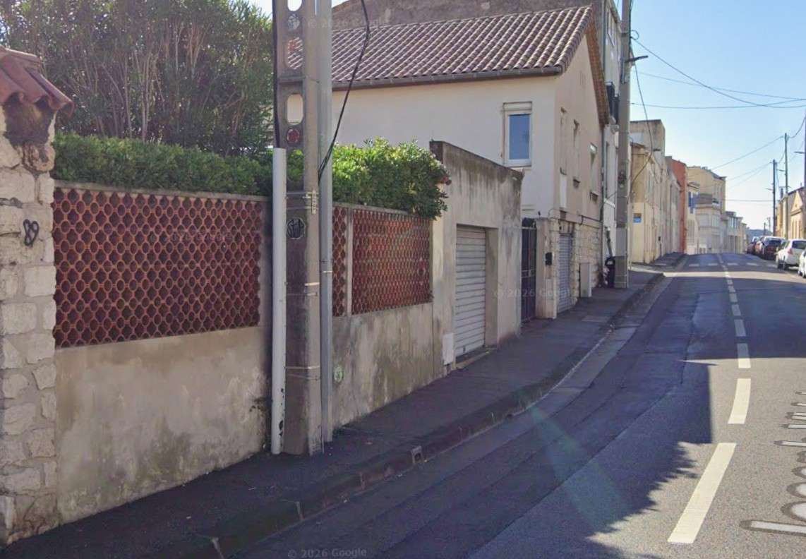  trottoir minuscule, haut et encombré de 3 lampadaires