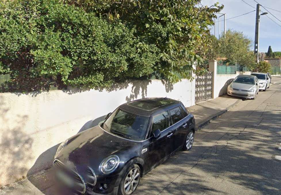 Voitures sont stationnées sur le trottoir  