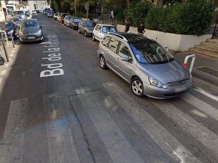 Voitures garées en double file